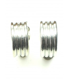 Zilverkleur oorclips met ribbel patroon