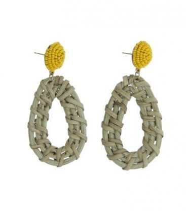 Zand/Beige kleurige oorbellen met ovale hanger van natural