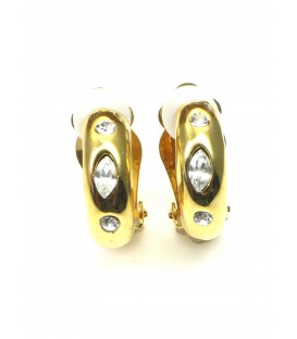 Mooie halfronde goudkleurige oorclips met drie heldere strass steentjes