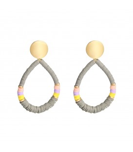 Grijze oorbellen gemaakt van rubberen ringetjes in verschillende mooie kleuren