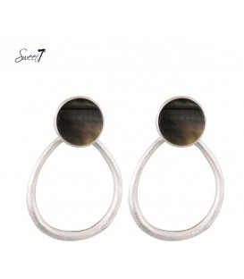 zilverkleurige ovale oorbellen met een leren oorstukje