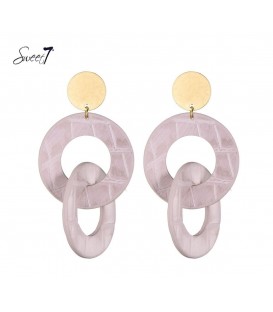 roze oorbellen met lichte dubbele ringen
