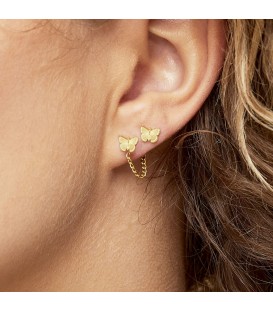 goudkleurige oorbellen met een klein vlindertje aan een ketting