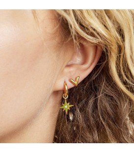 goudkleurig oorbellen met een groene bedel en een strass steentje