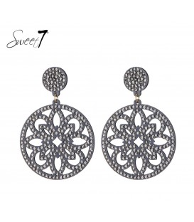 Grijze oorbellen met een open hanger en strass steentjes