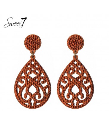 Terra cotta oorbellen met een open bewerkte hanger en strass steentjes