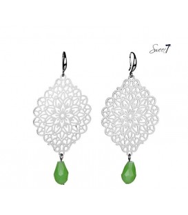 Oorbellen in zilverkleur met een mooie hanger en een groene kralen