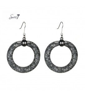 Zwarte oorbellen met strass steentjes in mesh