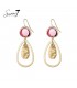 goudkleurige oorbellen met een roze steen en een druppelvormige hanger