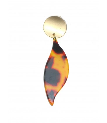 Bruine oorclips met bladvormige hanger en goudkleurig klemmetje