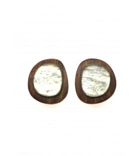 bruine houten oorclips met parelmoer plaatjes gemaakt door culture mix