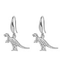 Zilverkleurige oorbellen met als een hanger dinosaurus en strasssteentjes
