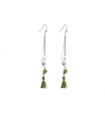 Zilverkleurige oorhangers met een groene kwast, kralen en een metalen blad