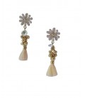 Witte bloemen oorhangers met goudkleurige bolletjes en kwast