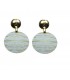 Witte oorhanger met goudkleur accenten en goudkleurige oorsteker
