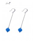 Zilverkleurige oorhangers met een blauw klavertje vier