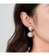 Witte parel oorclips met een strass rand