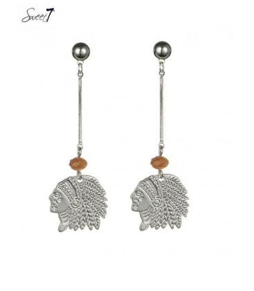 Zilverkleurige oorhangers met een indianen hoofd en bruin kraaltje