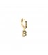 goudkleurige oorbel met zwarte steentjes en hanger met de letter b