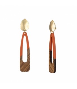 oorclips met een oranjebruine langwerpige deels houten hanger