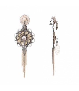 Zilverkleurige oorclips met een witte stoffen bloem, kwast en strengen