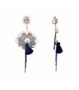 zilverkleurige oorclips met een grijze stoffen bloem en blauwe kwast en paarse strengen