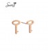 Rose goudkleurige oorbellen in de vorm van een sleutel