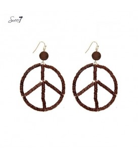 Bruine oorhangers met een peace teken in de hanger