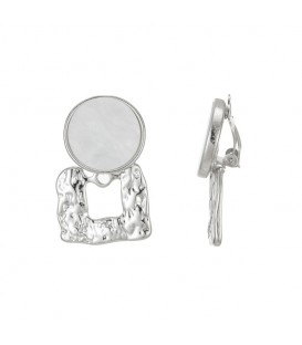 Zilverkleurige oorclip met vierkante zilverkleur hanger en witte inleg