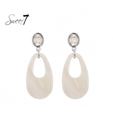 Beige oorhangers met een geel steentje in het oorstukje