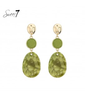 groene oorhangers,sweet7,goudkleurige oorstukjes,fashion accessoires,opvallende oorbellen,groene accessoires.