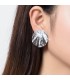 Zilverkleurige oorclips met een golvend patroon