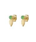 Groene oorstekers met een goudkleurig blaadje