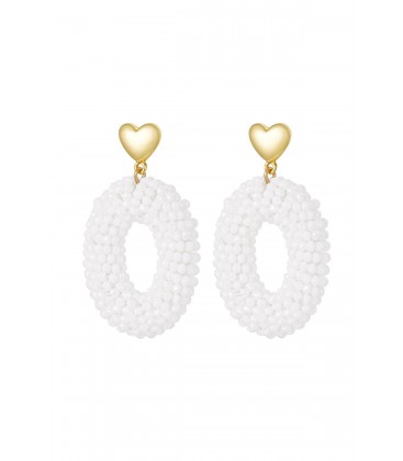 Witte glas kralen ovale oorhangers met een hartje als oorstukje