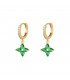 Goudkleurige oorbellen met een ster van groene zirkoonsteentjes
