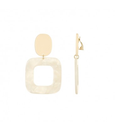 Creme oorclips met vierkante hanger en een effen oorstukje