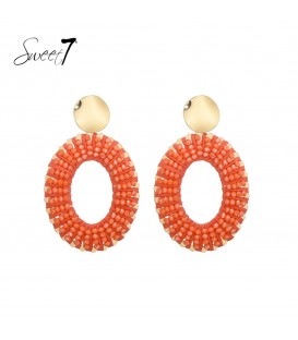Oranje oorhangers met raffia, kralen en een goudkleurig oorstukje