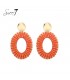 Oranje oorhangers met raffia, kralen en een goudkleurig oorstukje