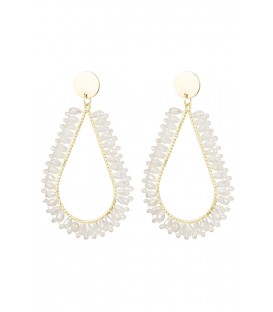 Witte glas kralen oorhangers met een goudkleurig oorstukje
