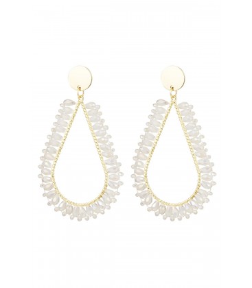 Witte glas kralen oorhangers met een goudkleurig oorstukje