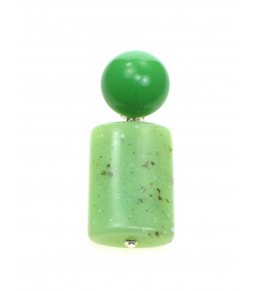 Groen gekleurde oorclips met een fel groen oorstukje