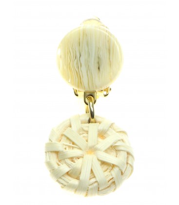 Creme oorclips van raffia met een gestreept oorstukje