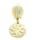 Creme oorclips van raffia met een gestreept oorstukje