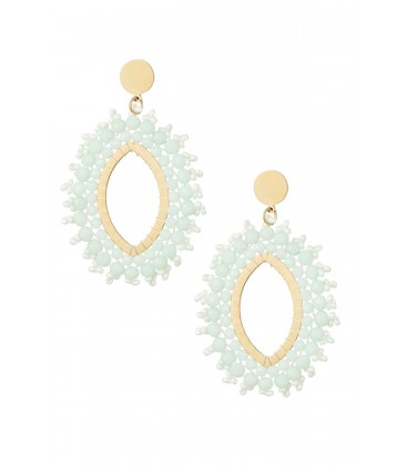 Mint groene oorhangers met een goudkleurig oorstukje en glas kralen