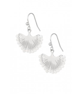 Zilverkleurige oorhangers in de vorm van een schelp en witte kraaltjes