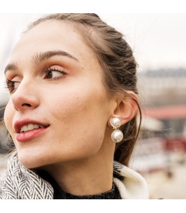 Witte parel oorclips met een strass rand