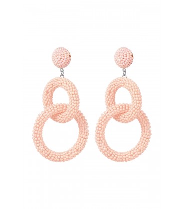Pastel roze oorhangers met dubbele ringen en glas kralen