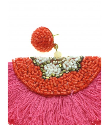 Oranje gekleurde kralen oorhangers met fuchsia roze franjes