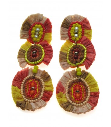 Beige gekleurde oorhangers met kleine kralen, koord en raffia