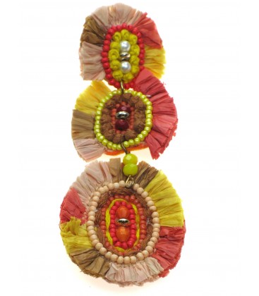 Beige gekleurde oorhangers met kleine kralen, koord en raffia